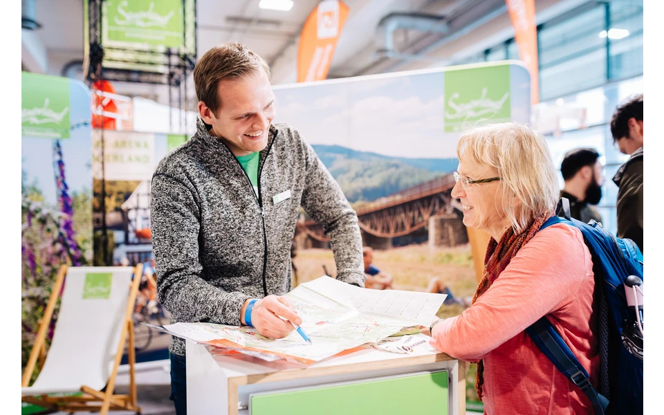 Eine Beratungssituation von der Messe "Draußen 2018" in Bremen
