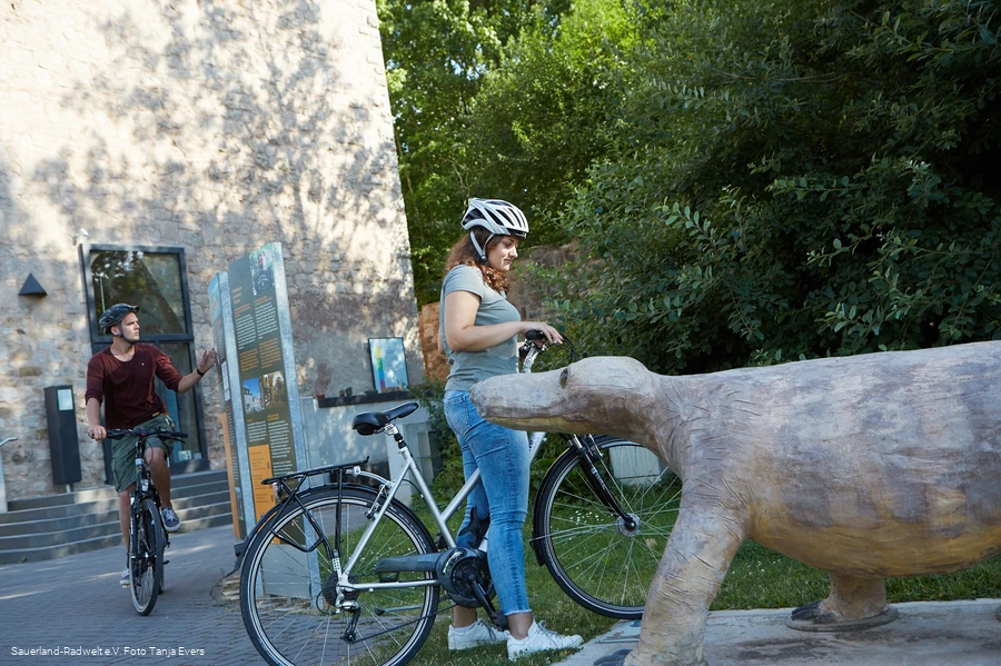 Zwei Radfahrer an am Geofoyer Korbacher Spalte