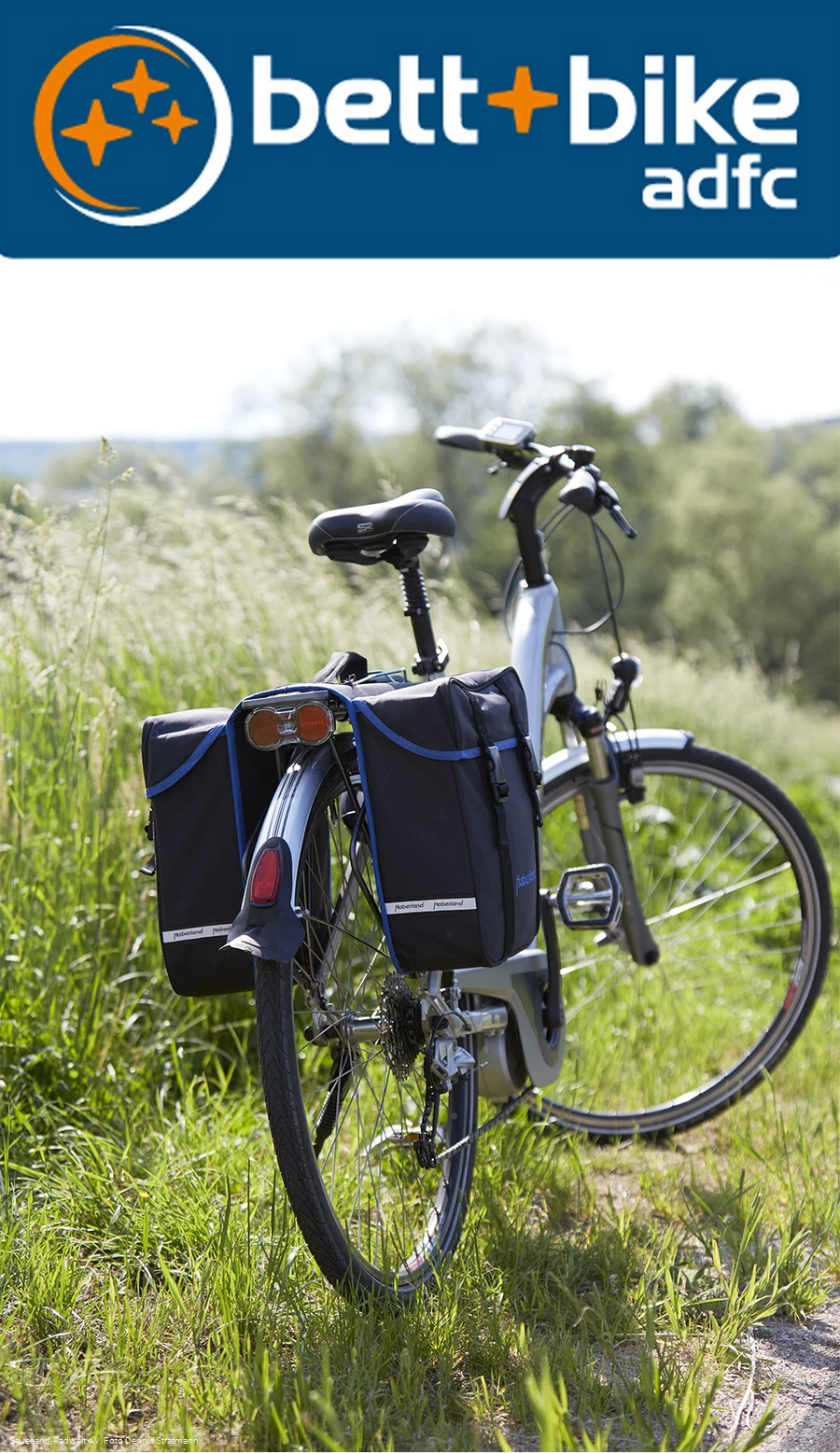 Fahrrad mit Gepäcktaschen auf einer Wiese (Foto Tanja Evers)