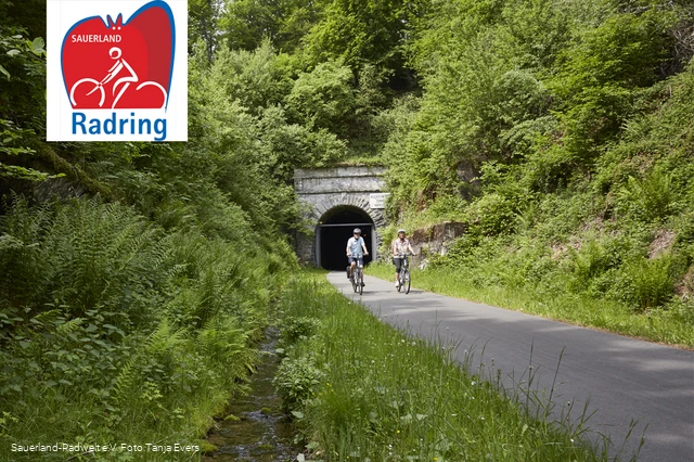 Radfahrer am Fledermaustunnel in Finnentrop (Tanja Evers)