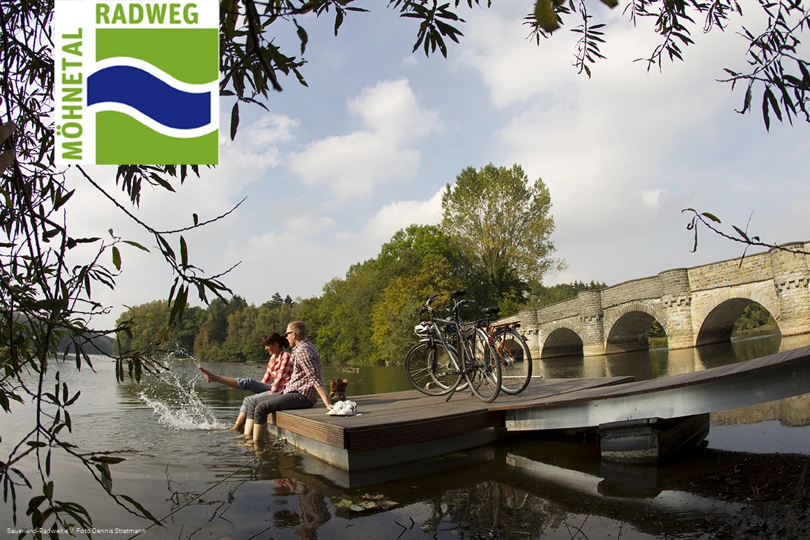 Zwei Radfahrer an der Kanzelbrücke am Möhnesee